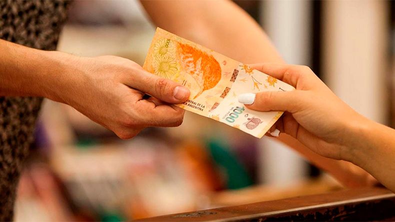 Se incrementa el monto máximo del sistema de retiro de dinero para quienes compran con tarjetas de débito en supermercados, farmacias y otros comercios.