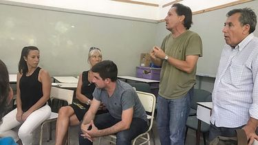 ENCUENTRO. Los vecinos se reunieron con funcionarios en la Escuela18..