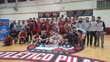 CAMARADERÍA. Ambos planteles posan juntos para la foto después del partido.&nbsp;