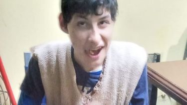 Luciano tiene 20 años y desde hace más de dos, no recibe ninguna la pensión que le corresponde por su discapacidad. .