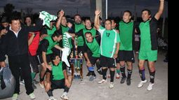 PENTACAMPEÓN. Los muchachos de Los Verdes festejan una nueva consagración, la 2ª consecutiva..