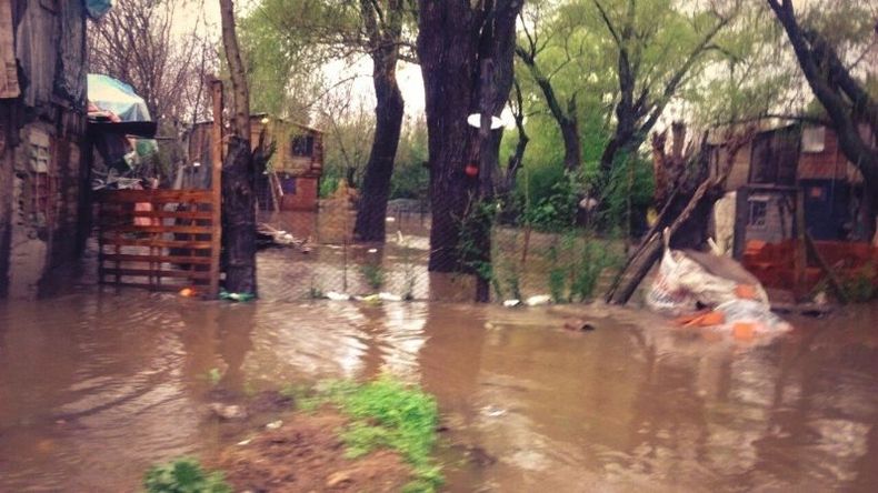 Agua adentro de las casas en el barrio Río Luján..