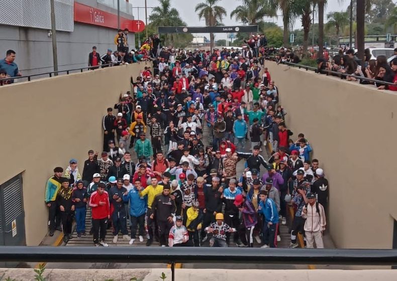 Decenas de jóvenes se reunieron en el estacionamiento del TOM. Minutos después, ingresaron al shopping y algunos de ellos generaron los disturbios.&nbsp;