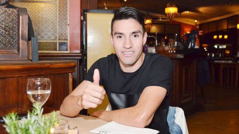 DIO PELOTA. Nico Gaitán, jugador de la Selección Argentina y flamante incorporación del Atlético Madrid del Cholo Simeone, cenó en Tinto y Soda y además se sumó a la campaña Dale Pelota a los chicos. .