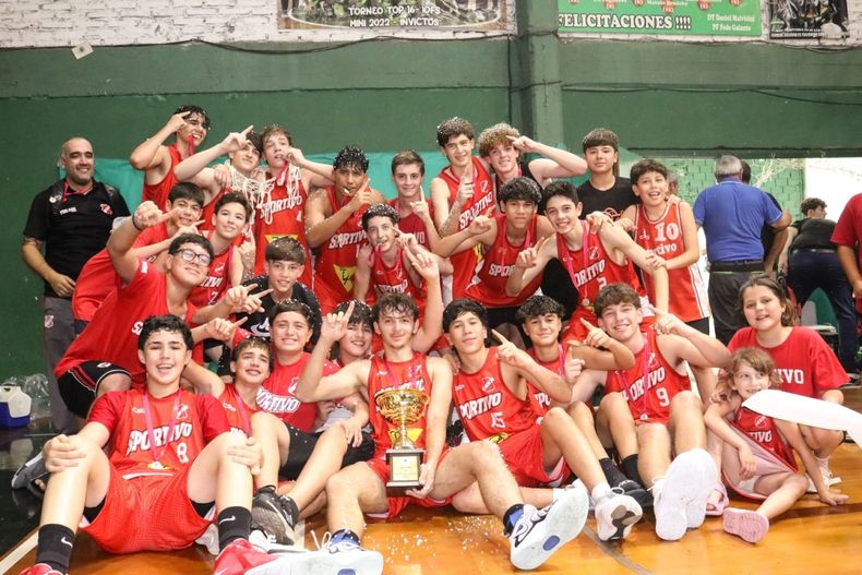 El festeo de los Sub 15 de Sportivo Pilar.