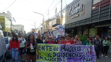 RECLAMO. Movimientos de mujeres y diversidades marchan junto a la familia de Solange en el centro de Pilar.