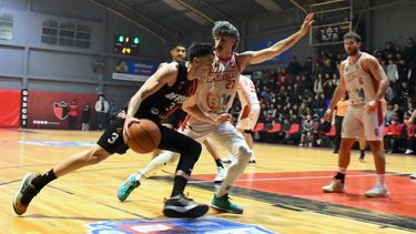 Derqui y Sportivo Pilar jugaron 20 minutos hasta que se cortó la luz. Derqui y Sportivo Pilar jugaron 20 minutos hasta que se cortó la luz.