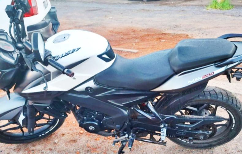 La moto fue recuperada luego de que los ladrones la abandonaran en la calle.