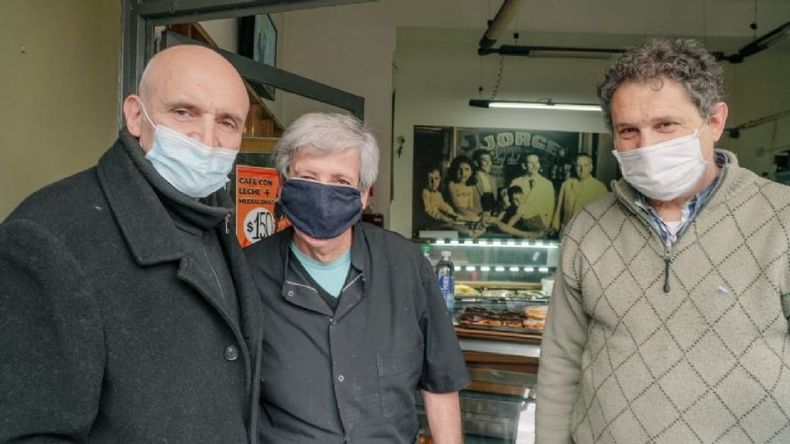 RECORRIDA. Espert se reunió con los suyos en el centro y dialogó con vecinos (foto UCeDé Pilar)..