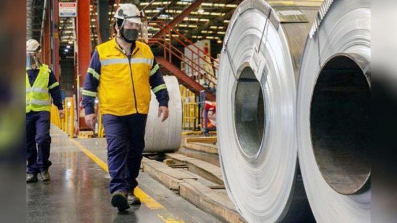 TRABAJADORES. Con la medida, el Gobierno pretende mejorar el poder de compra. .