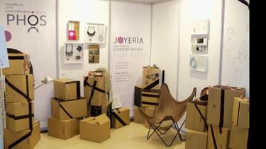 El stand de la galería Phos, con una muestra de joyería contemporánea..