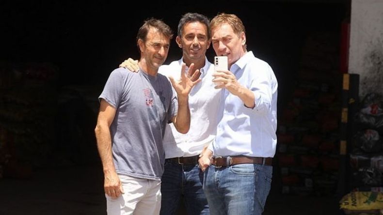 AUTOFOTO. Santilli en una de sus recorridas por Pilar, junto a Sebastián Neuspiller..