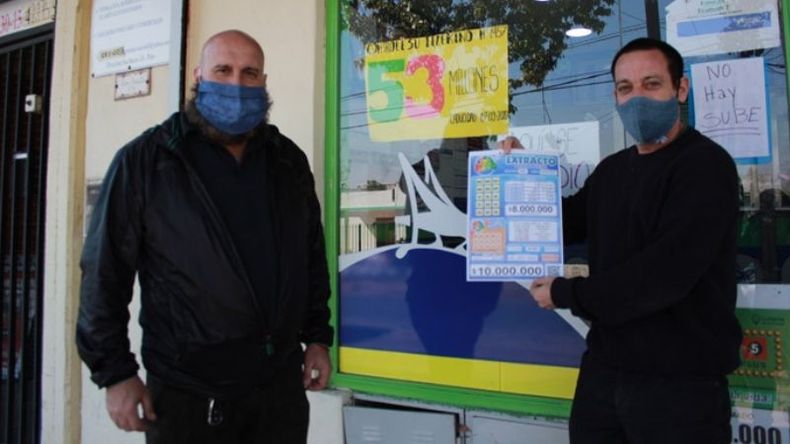 BOLETA GANADORA. Los agencieros Miguel y Ramón buscan al ganador de una millonada..