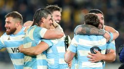 Pablo Matera y los abrazos tras el histórico triunfo de Los Pumas en Nueva Zelanda.