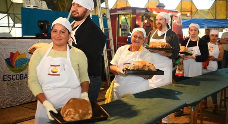 El pollo al barro viene elaborándose en Escobar desde la década de 1920 y ya cuenta con su propia fiesta popular.