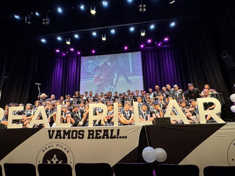 JUNTOS. Los jugadores de todas las categorías y los directivos de Real Pilar unidos en el escenario.