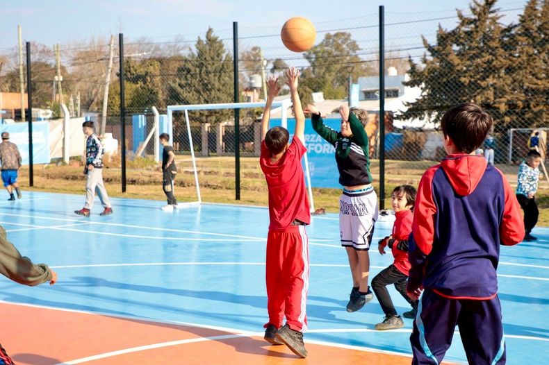 ACTIVOS La cancha de bsquet y ftbol es uno de los principales atractivos de la plaza