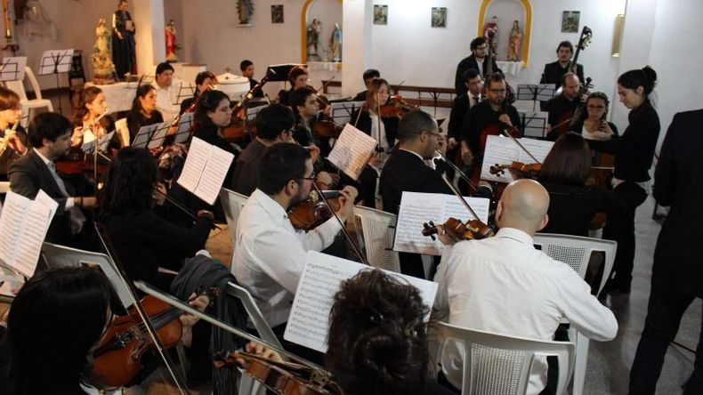 La Orquesta se formó en 2017 y es dirigida por Clara Parodi..