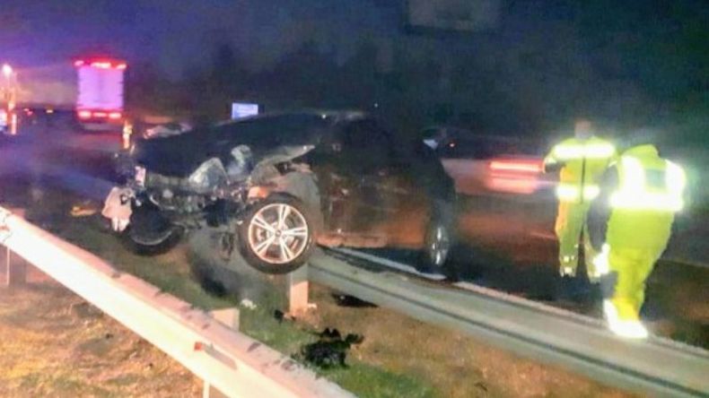 El auto quedó montado en el guardarrail. .