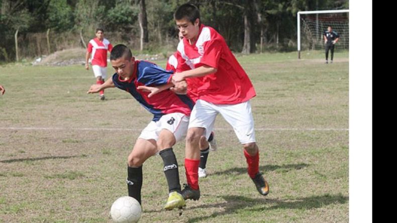 Puntapié inicial para el fútbol en el polideportivo municipal..