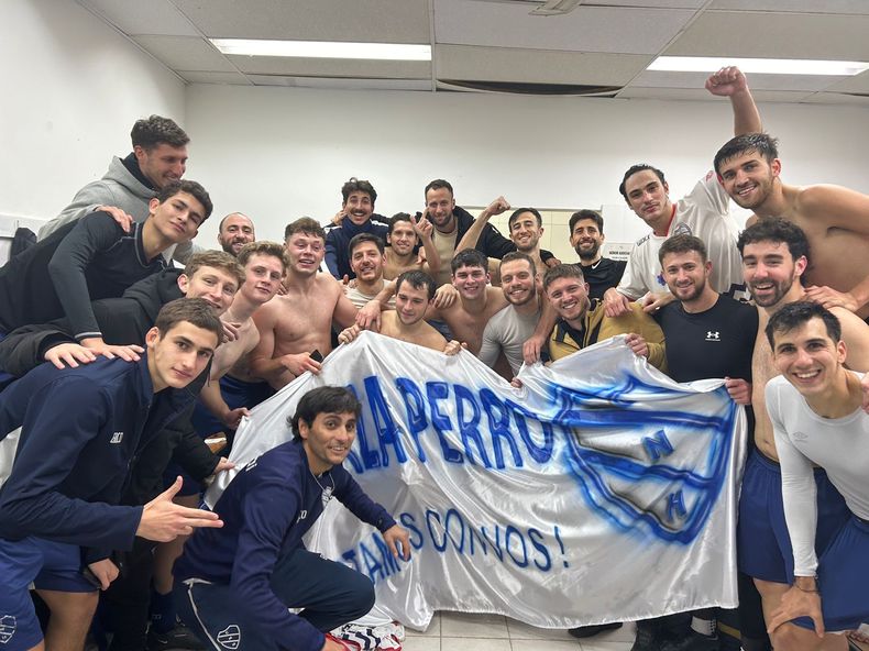 FESTEJO. Los jugadores de Hacoaj festejan la clasificaci&oacute;n a la final de la Divisi&oacute;n A.