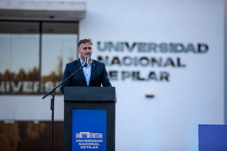 ARRIBA Achval se mantiene desde hace meses entre los tres intendentes ms valorados