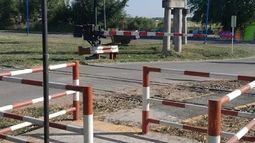 Las flamantes barreras del paso a nivel Caballito Blanco, entre Zelaya y Matheu. Las flamantes barreras del paso a nivel Caballito Blanco, entre Zelaya y Matheu.