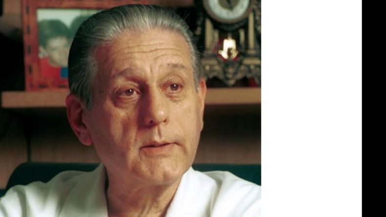 René Favaloro es considerado el padre de la medicina social en nuestro país y reconocido por haber sido el primer médico en realizar un bypass cardíaco. Falleció en 2000..