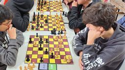 CAMPEÓN. La Comba (der.) en plena partida con Santino Correa.