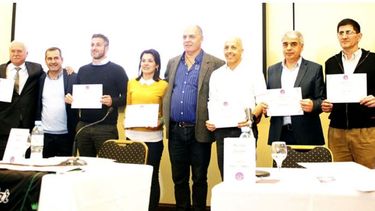 DISTENDIDOS. Los candidatos, junto a los organizadores del debate..