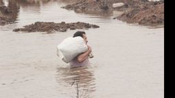 Un vecino del río Luján desafiando las aguas..