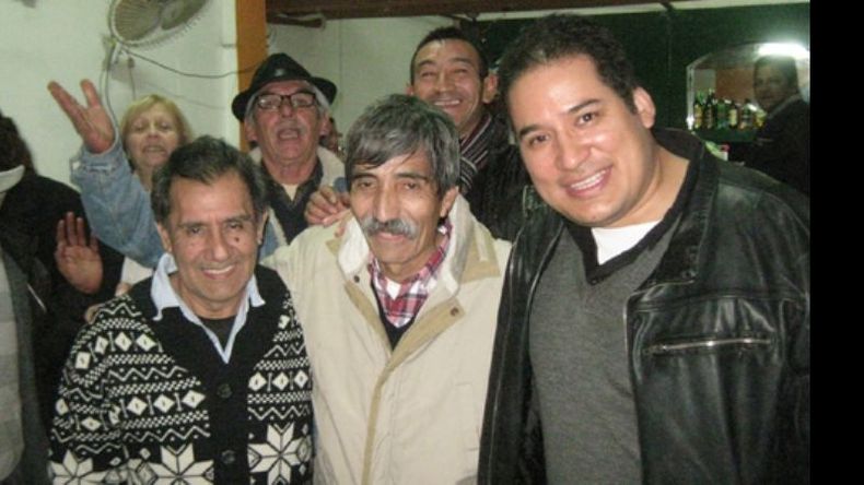 Dick (centro) junto al “Cuti” y amigos, entre ellos Tato Díaz, un talentoso folclorista..