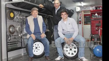 Hay equipo. Martín Vázquez posa entre su abuelo y su padre, responsables del auto con el que brilla en la pista..