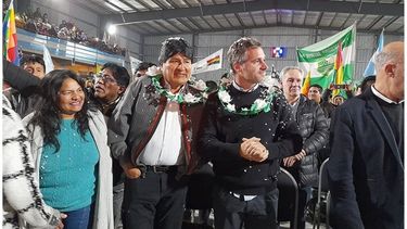 BIENVENIDA. Achával y Evo Morales, ante la multitud que colmó el Club Municipal Lagomarsino..