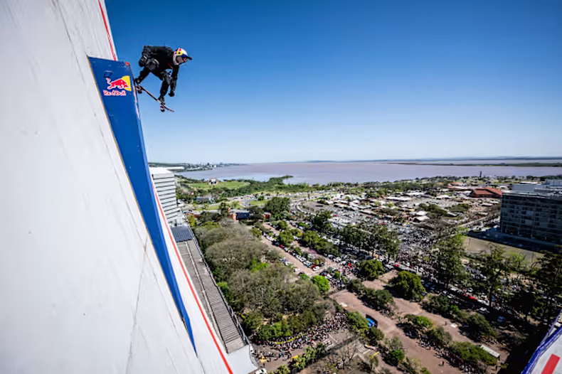 Sandro Dias, el skater más alto y más rápido de la historia. (@redbullCL).
