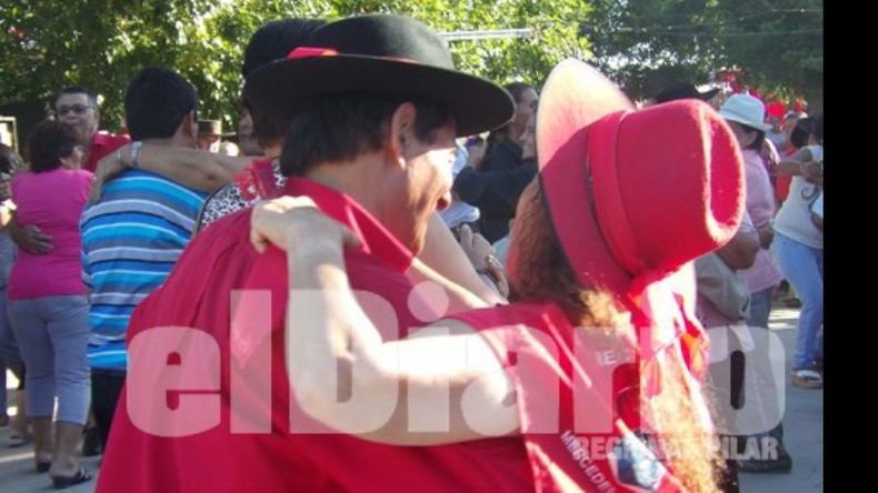 Las parejas bailaron al ritmo de chamamé..