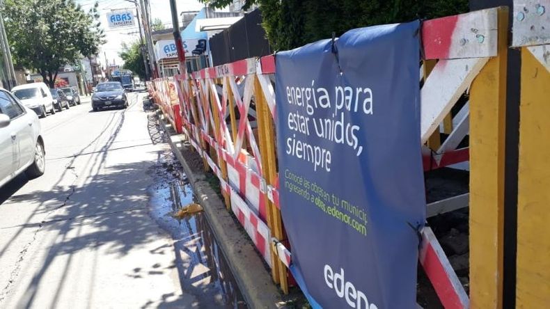 OBRA. Edenor está soterrando cables en la calle 11 de Septiembre..