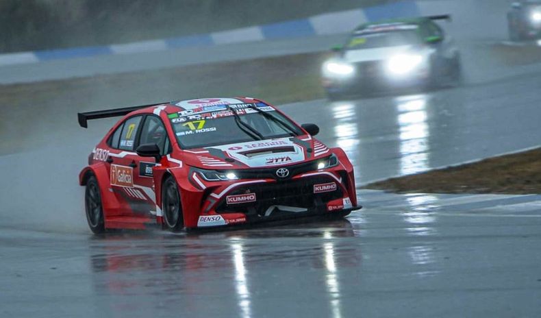 PISTA MOJADA. El Toyota Corolla de Matías Rossi, en el autodromo El Pinar.