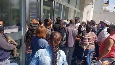 El Banco Provincia permaneció cerrado durante la mañana de ayer por un caso de Covid. Abrió después del mediodía y fue un lío de gente, sin ningún respeto al distanciamiento social. Carlos..