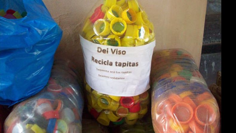 Las tapitas son depositadas en botellones dejados en los comercios..