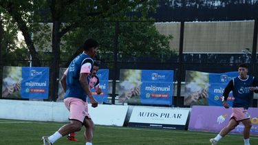 ENTRENAMIENTO. El Chengue Morán da el pase a Pesadilla Gómez. ENTRENAMIENTO. El Chengue Morán da el pase a Pesadilla Gómez.