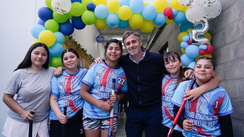 Federico Achával junto a niños que asisten al Club Municipal Manuel Alberti.