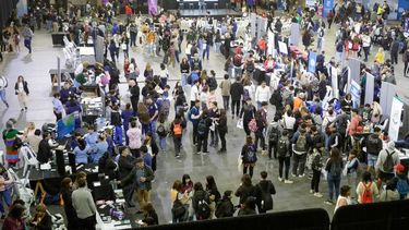 HASTA LAS 20. Cientos de chicos pasan por la Expo Educativa, en el Microestadio.