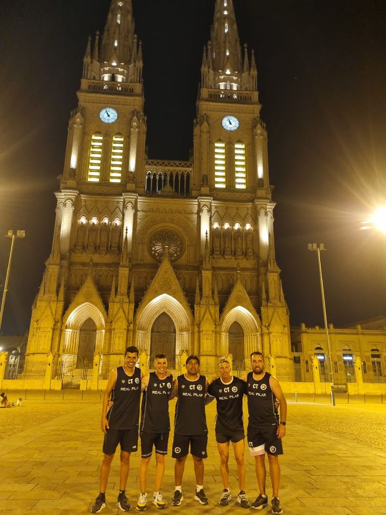 BAS&Iacute;LICA. El CT de Real Pilar cumpli&oacute; la promesa de caminar hasta Luj&aacute;n.