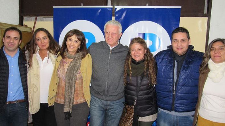 FORMADOS. Tundis y Sarghini junto a los candidatos locales..