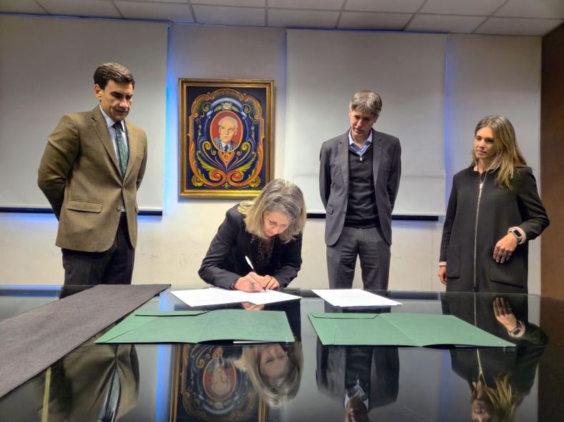 La firma del convenio entre la Universidad Austral y el Instituto Leloir.