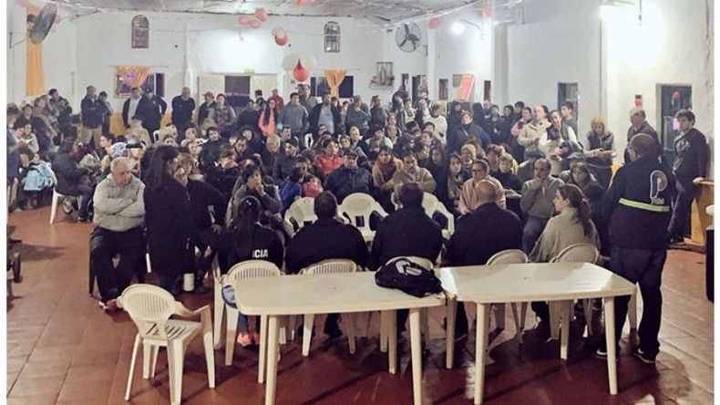 PREOCUPADOS. Casi un centenar de vecinos participaron de la reunión..