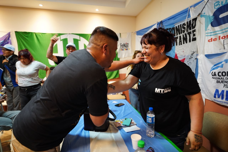 SALUDO. El concejal Manuel C&aacute;ceres junto a la diputada Natalia Zaracho, tras la chrla.