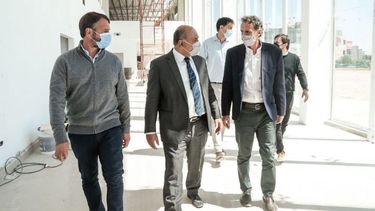 EN OBRA. Laurent, Manzur y Katopodis durante la recorrida. Detrás, Bonfante y kreplak..
