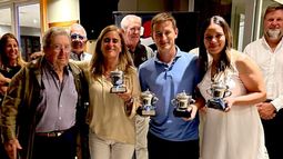 GANADORES. Los campeones de la Copa de Empleados con sus trofeos.